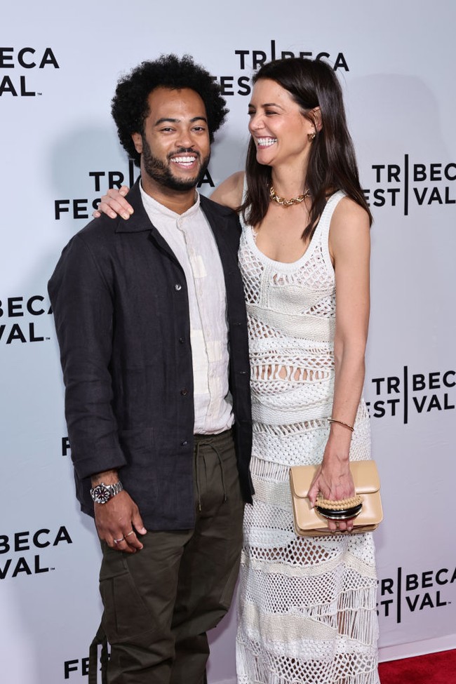 Keduanya tampak nyaman ditemani satu sama lain. Senyum kebahagiaan layaknya pasangan jatuh cinta tergambar di wajah mereka. Foto: Getty Images for Tribeca Festiva/Theo Wargo