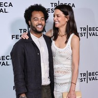 Keduanya tampak nyaman ditemani satu sama lain. Senyum kebahagiaan layaknya pasangan jatuh cinta tergambar di wajah mereka. Foto: Getty Images for Tribeca Festiva/Theo Wargo