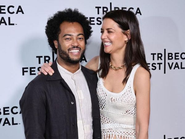 Foto: Senyum Bahagia Katie Holmes Ditemani Kekasih Berondong di Red Carpet
