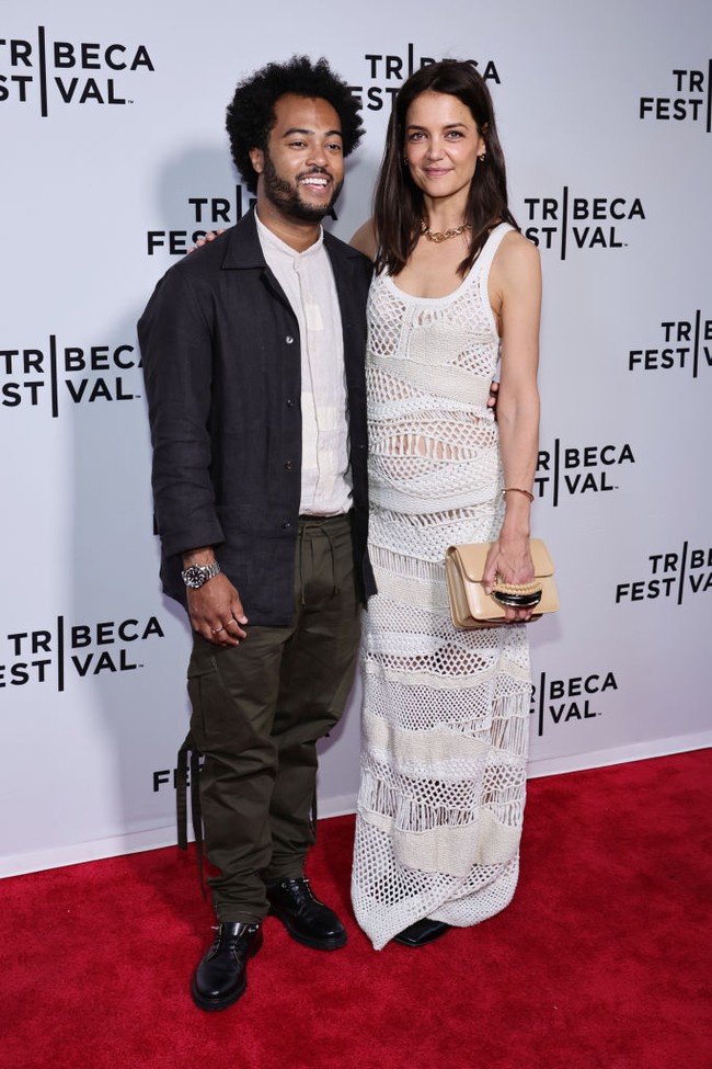Sementara kekasihnya, musisi yang lebih muda 10 tahun, tampil smart casual mengenakan kemeja kerah tinggi dipadu jaket dan hitam dan celana cargo. Foto: Getty Images for Tribeca Festiva/Theo Wargo