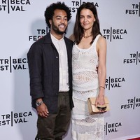 Sementara kekasihnya, musisi yang lebih muda 10 tahun, tampil smart casual mengenakan kemeja kerah tinggi dipadu jaket dan hitam dan celana cargo. Foto: Getty Images for Tribeca Festiva/Theo Wargo