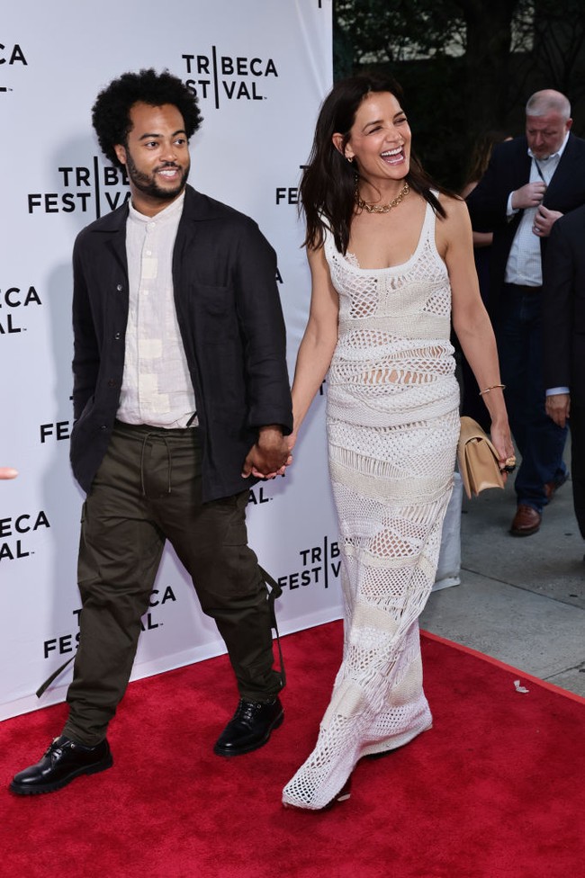 Katie Holmes dan Bobby Wooten III menikmati kebersamaan mereka di red carpet premier film ‘Alone Together’ di Tribeca Film Festival, New York, Selasa (14/6/2022). Foto: Getty Images for Tribeca Festiva/Theo Wargo