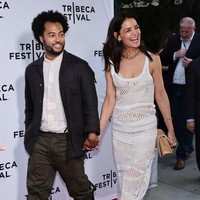 Katie Holmes dan Bobby Wooten III menikmati kebersamaan mereka di red carpet premier film ‘Alone Together’ di Tribeca Film Festival, New York, Selasa (14/6/2022). Foto: Getty Images for Tribeca Festiva/Theo Wargo