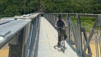 Menteri PUPR Basuki Hadimuljono mengatakan, pembangunan jembatan gantung sebagai salah satu infrastruktur kerakyatan akan memperlancar mobilitas dan memangkas waktu tempuh antar desa yang sebelumnya harus memutar jauh karena terpisah oleh kondisi geografis, seperti lereng, bukit, jurang, ataupun sungai.