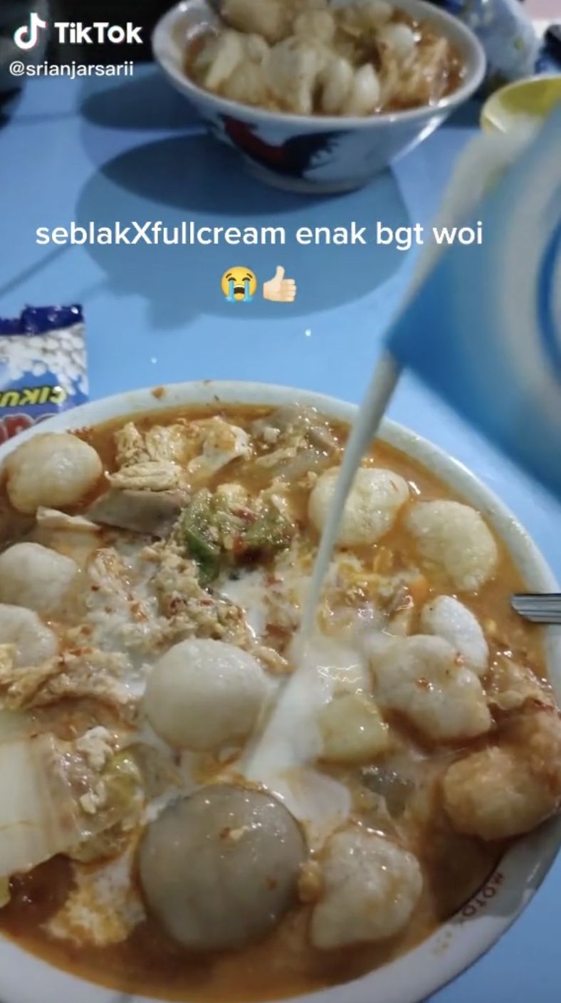 5 Sekte Makan Seblak Terbaru, Dicampur Susu Full Cream dan Kecap!