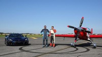 Peter Podlunse, sang pilot pesawat akrobatik yang punya lebih dari 10 ribu jam terbang mengatakan ini bukan pengalaman pertamanya bertanding melawan supercar melainkan pertama kali kalah dari seseorang.