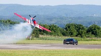 Keduanya melesat dari garis start dan melaju dengan kecepatan mencapai di atas 350 km per jam. Hasilnya supercar Nevera memenangi pertandingan ini.