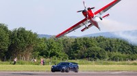 Aksi ini merupakan bagian dari acara pertemuan para pemilik supercar di Varazdin, Kroasia.  Mereka mempersiapkan segalanya demi memberi tontonan spektakuler untuk 300 pengunjung yang hadir.