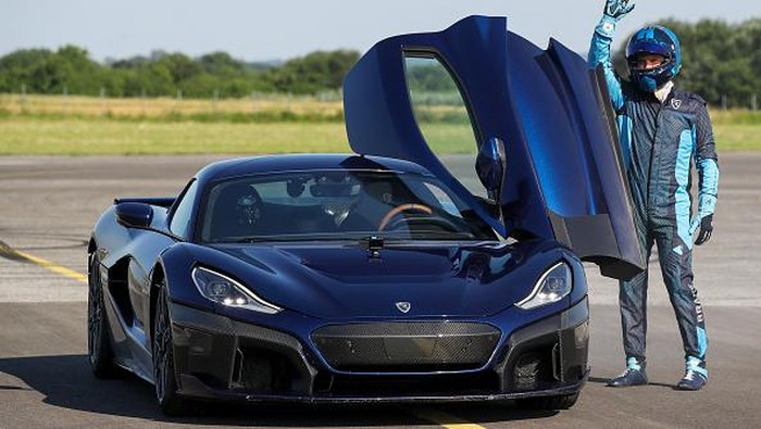 Adu Cepat Supercar Kroasia Lawan Pesawat Akrobatik A sport airplane flies next to a Croatian electric supercar Rimac Nevera driven by Miroslav Zrncevic during a