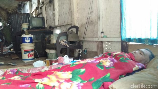 Ahmad Sanusi terbaring lemah di tempat tidur.