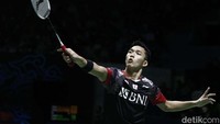 Jojo akhirnya memenangi gim pertama dengan 22-20, usai satu smash terukur darinya mendarat tepat di garis kanan bidang permainan Wangcharoen.