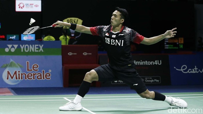 Jonatan Christie melaju ke fase 16 besar Indonesia Open 2022. Jojo menumbangkan wakil Thailand, Kantaphon Wangcharoen dua set langsung.