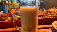 Selain itu, ada juga menu susu jahe. Satu gelas susu jahe di sini dibanderol dengan harga Rp 7.000. Susu jahenya dibuat menggunakan jahe asli. Foto: detikcom/Riska Fitria