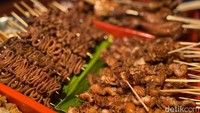 Isian tempe orek dan teri baladonya disajikan dibagian atas nasi. Tempe orek memiliki perpaduan rasa manis dan pedas, sementara varian teri balado rasanya perpaduan asin, gurih dan pedas. Foto: detikcom/Riska Fitria