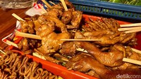 Makan nasi kucing enaknya dengan lauk-pauk. Di Angkringan Jalu tersedia sekitar 15 pilihan lauk yang kebanyakan disajikan dengan tusukan seperti sate. Foto: detikcom/Riska Fitria