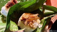 Angkringan Jalu menawarkan sensasi makan sambil duduk lesehan. Di belakang gerobak tersedia sekitar 3 meja kecil beralaskan karpet. Foto: detikcom/Riska Fitria