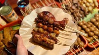 Angkringan ini menawarkan menu nasi kucing. Ada nasi kucing tempe orek dan teri balado yang masing-masing dibanderol seharga Rp 3.000. Foto: detikcom/Riska Fitria