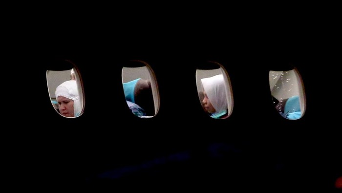 Calon haji kloter pertama embarkasi Aceh berada dalam pesawat Garuda Indonesia yang akan menerbangkan para jamaah menuju Madinah, Arab Saudi di Bandara Internasional Sultan Iskandar Muda, Aceh Besar, Aceh, Rabu (15/6/2022). Embarkasi Aceh pada musim haji 1443 H atau tahun 2022 akan memberangkatkan 2.023 jamaah calon haji yang terbagi dalam enam kelompok terbang (kloter). ANTARA FOTO / Irwansyah Putra/aww.