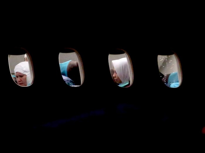 Calon haji kloter pertama embarkasi Aceh berada dalam pesawat Garuda Indonesia yang akan menerbangkan para jamaah menuju Madinah, Arab Saudi di Bandara Internasional Sultan Iskandar Muda, Aceh Besar, Aceh, Rabu (15/6/2022). Embarkasi Aceh pada musim haji 1443 H atau tahun 2022 akan memberangkatkan 2.023 jamaah calon haji yang terbagi dalam enam kelompok terbang (kloter). ANTARA FOTO / Irwansyah Putra/aww.