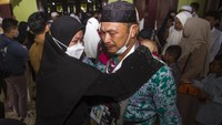 Calon haji berpelukan dengan anggota keluarganya saat pelepasan di Masjid Jami Banjarmasin, Kalimantan Selatan, Selasa (14/6/2022). 