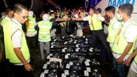 Petugas menyiapkan tas milik calon haji kloter pertama embarkasi Aceh di Bandara Internasional Sultan Iskandar Muda, Aceh Besar, Aceh, Rabu (15/6/2022). 