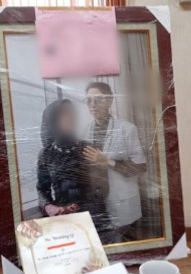 Arrafif alias Erayani terlihat ketika menggunakan jas dokter ketika bersama Mawar (Foto: dokumen Mawar)