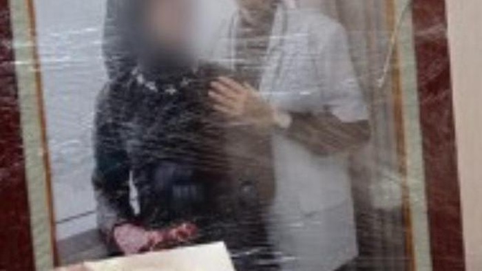 Arrafif alias Erayani terlihat ketika menggunakan jas dokter ketika bersama Mawar (Foto: dokumen Mawar)