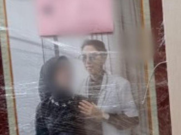 Arrafif alias Erayani terlihat ketika menggunakan jas dokter ketika bersama Mawar (Foto: dokumen Mawar)