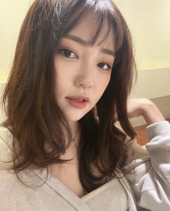 Vokalis utama BONUSbaby ini memilih hengkang setelah satu tahun debut pada 2018. Kong Yoo Jin mengungkap bahwa peraturan agensi yang ketat membuat dirinya terbebani. Dia ingin keluar dari dunia hiburan dan menjadi seorang guru musik. Foto: dok. Instagram @hannahyoojin