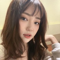 Vokalis utama BONUSbaby ini memilih hengkang setelah satu tahun debut pada 2018. Kong Yoo Jin mengungkap bahwa peraturan agensi yang ketat membuat dirinya terbebani. Dia ingin keluar dari dunia hiburan dan menjadi seorang guru musik. Foto: dok. Instagram @hannahyoojin