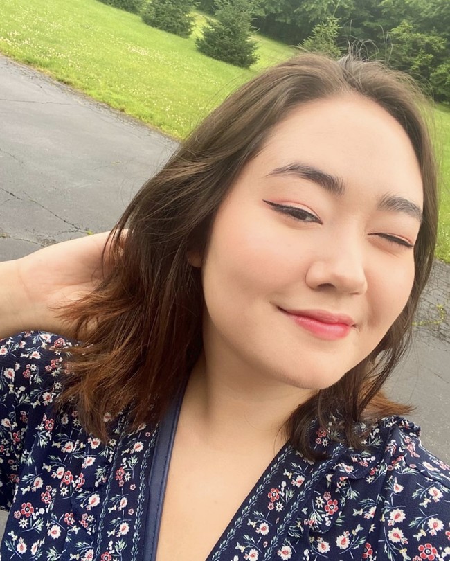 Eks personel PRISTIN, Kyla mendapat perlakukan tak menyenangkan karena memiliki berat badan berlebih. Dia memilih hengkang dari PRISTIN karena masalah kesehatannya pada 2017. Walaupun sempat aktif di YouTube, kini Kyla fokus dengan studinya di University of California San Diego. Foto: dok. Instagram @kyla.massie