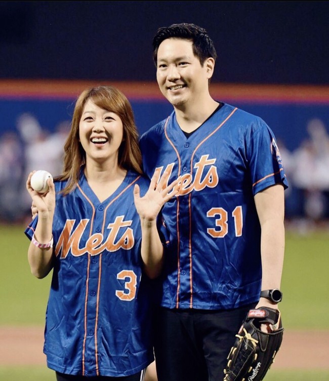 Seo Min Jung meraih popularitas setelah membintangi sitkom High Kick pada 2006. Berselang satu tahun, dia vakum begitu dinikahi dokter gigi dan pindah ke New York. Sang aktris pun berlinang air mata saat berpamitan di acara televisi terakhir yang dipandunya ‘Strangers’ pada 2018. Foto: dok. Instagram @minjung_suh_