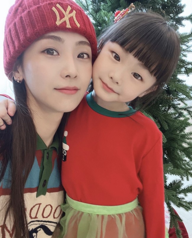 Soyul hengkang dari Crayon Pop begitu mengumumkan pernikahannya dengan Moon Hee Jun. Pernikahan yang digelar pada 2017 sempat menjadi kontroversi karena keduanya terpaut 13 tahun. Ibu dari Moon Hee Yul itu membagikan kehidupannya saat disorot acara televisi The Return of Superman. Foto: dok. Instagram @sssssssoyul
