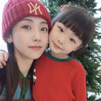 Soyul hengkang dari Crayon Pop begitu mengumumkan pernikahannya dengan Moon Hee Jun. Pernikahan yang digelar pada 2017 sempat menjadi kontroversi karena keduanya terpaut 13 tahun. Ibu dari Moon Hee Yul itu membagikan kehidupannya saat disorot acara televisi The Return of Superman. Foto: dok. Instagram @sssssssoyul