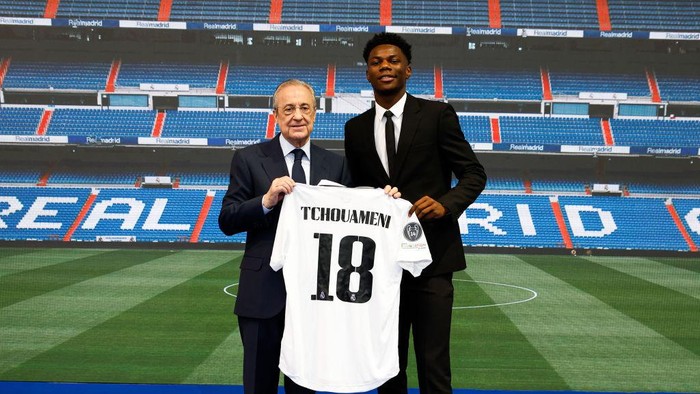 MADRID, SPAIN - JUNE 14: Aurélien Tchouaméni of Real Madrid poses with president Florentino Perez during his official presentation   at Estadio Santiago Bernabeu on June 14, 2022 in Madrid, Spain. (Photo by Victor Carretero/Real Madrid via Getty Images)