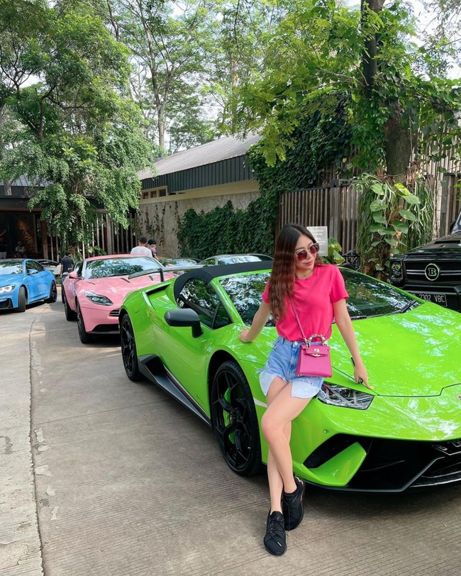 Baru-baru ini Ayu Thalia kembali disorot karena pernyataannya dalam persidangan yang menuding jika Sean pernah mengajaknya tidur bareng dan memanggilnya sayang. Namun pernyataan Ayu itu langsung dibantah oleh Sean. Seingat saya nggak ya, karena buat saya, saya masih muda, jadi (sebagai) laki-laki, kata-kata seperti itu buat saya bukan sesuatu yang spesial. Maksudnya sayang bisa apa saja dan mulai itu yang kejar-kejar itu cewek sebenarnya, kata Nicholas Sean saat ditemui usai sidang di Pengadilan Negeri Jakarta Utara, Selasa (14/6/2022). Foto: Instagram/@thata_anma