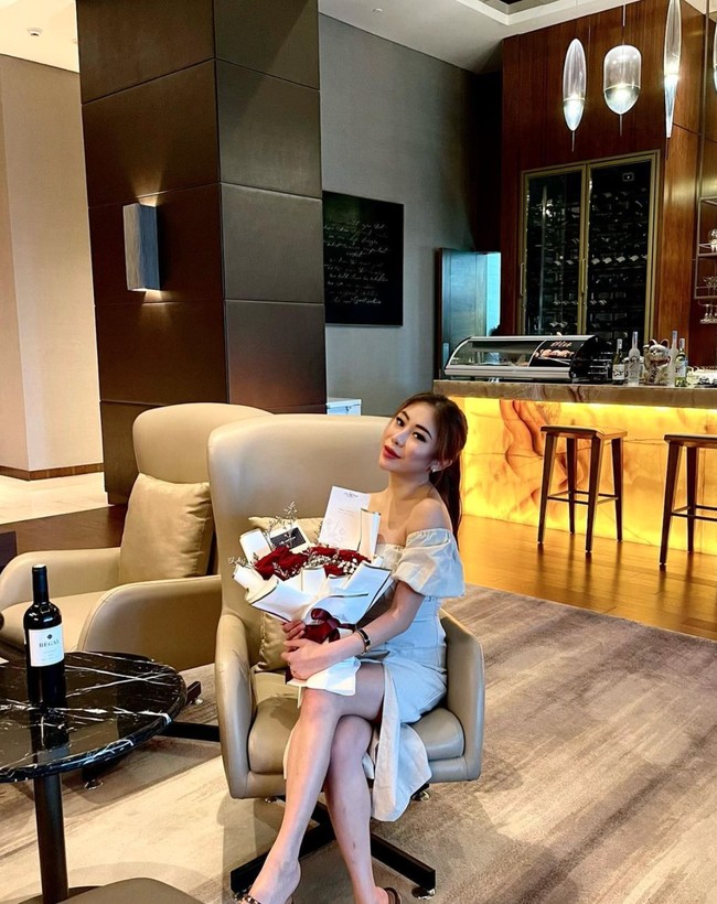 Ayu mengatakan jika hubungannya dengan Sean bukan hanya sekadar teman biasa. Hal itu terbukti dari panggilan sayang dari Sean untuk Ayu. Selain itu Ayu juga mengatakan jika memang keduanya tidak ada hubungan, lantas mengapa Sean menanyakan kapan dirinya menstruasi. Foto: Instagram/@thata_anma