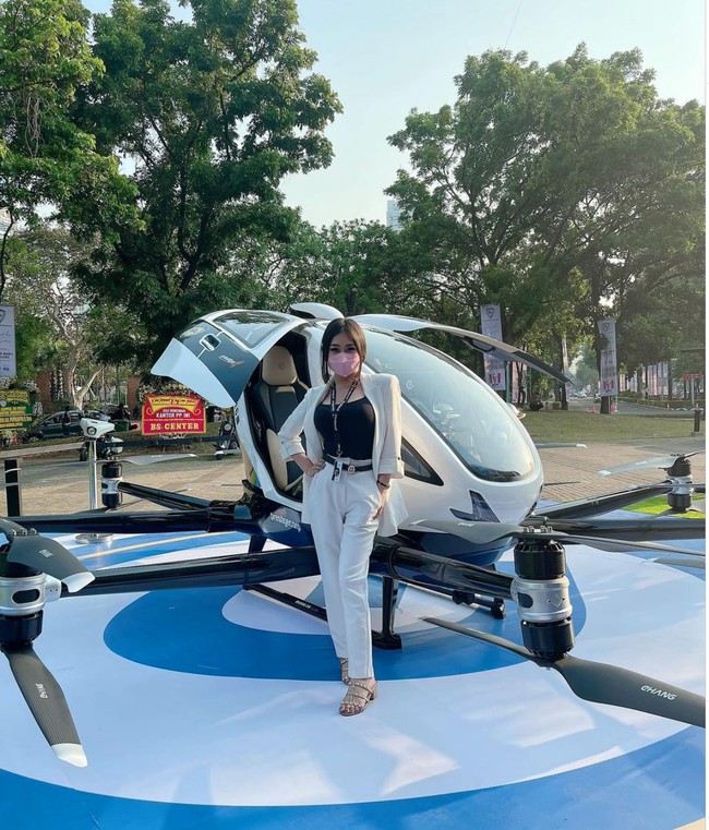 Ayu Thalia sendiri cukup aktif di Instagram dan terkenal sering membagikan foto-foto gaya hidup mewahnya. Hingga saat ini dirinya bahkan sudah berhasil menguumpulkan lebih dari 104 ribu pengikut di Instagram. Foto: Instagram/@thata_anma