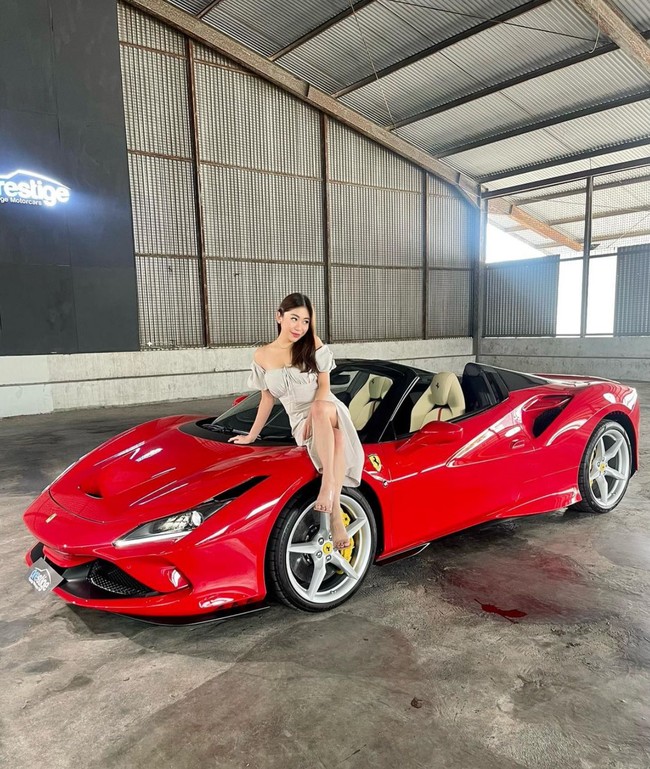 Ayu terlihat sering berfoto dengan mobil-mobil mewah. Gayanya pun tampak selalu stylish, seperti dalam foto yang satu ini. Foto: Instagram/@thata_anma