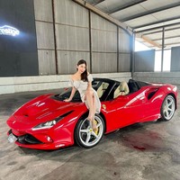 Ayu terlihat sering berfoto dengan mobil-mobil mewah. Gayanya pun tampak selalu stylish, seperti dalam foto yang satu ini. Foto: Instagram/@thata_anma