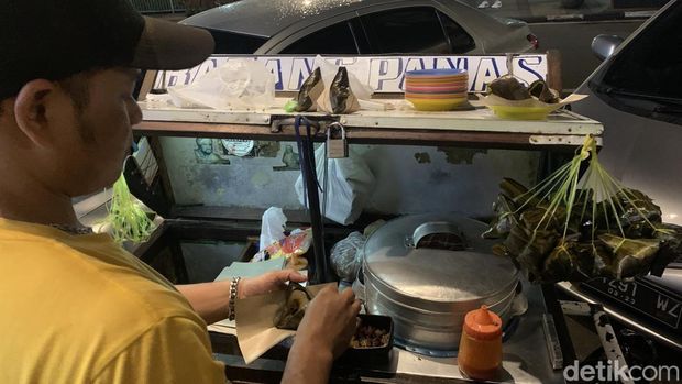 Bacang Panas Braga, jajanan yang tersohor di kawasan Braga.