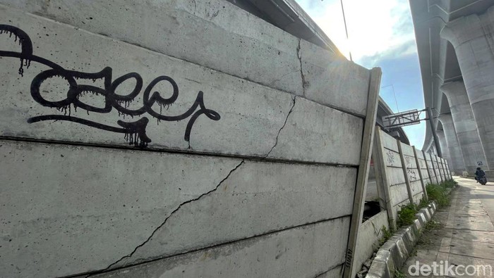 Tembok Pembatas Tol JORR Cikunir Ini Nyaris Roboh