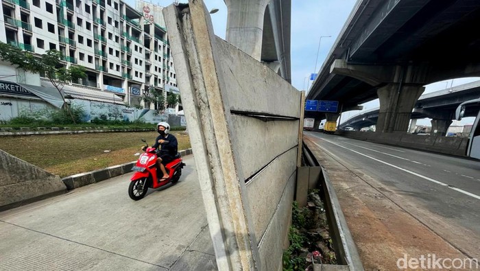 Bahaya! Tembok Pembatas Tol JORR Cikunir Ini Nyaris Roboh Salah satu dinding pembatas Tol JORR Cikunir tampak retak dan nyaris ambruk. Kondisi itu dapat membahayakan para pengendara yang melintas. Ini penampakannya.