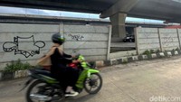 Kondisi dinding tembok yang nyaris roboh ini membahayakan pengguna jalan terutama pengendara yang melintas di jalan tersebut.