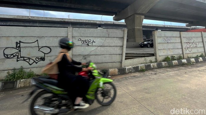 Tembok Pembatas Tol JORR Cikunir Ini Nyaris Roboh