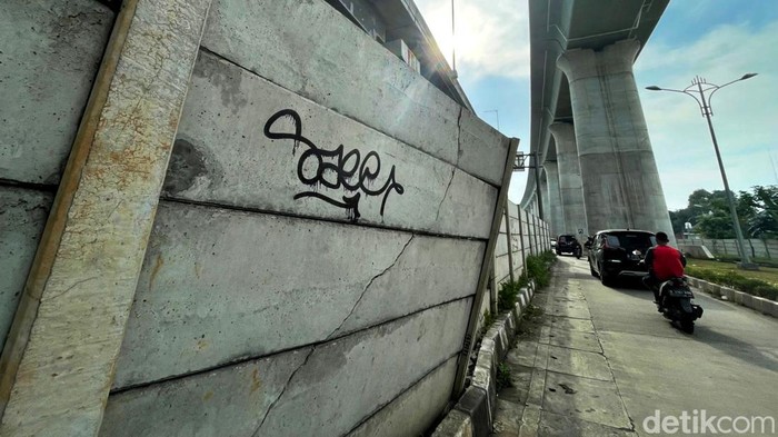 Salah satu dinding pembatas Tol JORR Cikunir tampak retak dan nyaris ambruk. Kondisi itu dapat membahayakan para pengendara yang melintas. Ini penampakannya.