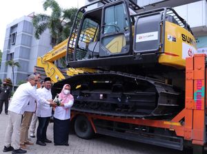 Bank Jatim Bantu Pemkab Gresik 1 Unit Excavator untuk Normalisasi Kali Lamong