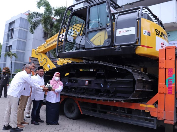 bank jatim beri excavator untuk Pemkab Gresik