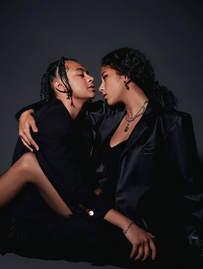 Foto keduanya saat tengah melakukan pemotretan. Dijepret oleh fotografer @dickyphotographie, Bastian dan Sitha berpose saling menatap dengan jarak wajah yang begitu dekat. Foto: dok. Instagram/@bastiansteel