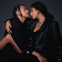 Foto keduanya saat tengah melakukan pemotretan. Dijepret oleh fotografer @dickyphotographie, Bastian dan Sitha berpose saling menatap dengan jarak wajah yang begitu dekat. Foto: dok. Instagram/@bastiansteel